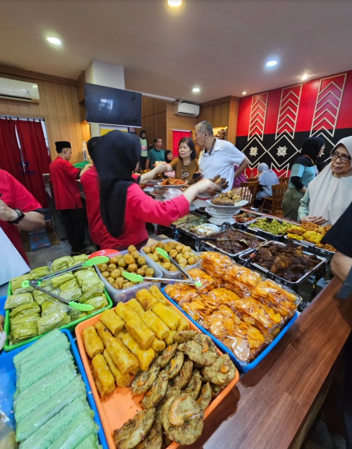 Jajanan dan kue basah khas Padang seperti lupis dan serabi di Bopet Mini