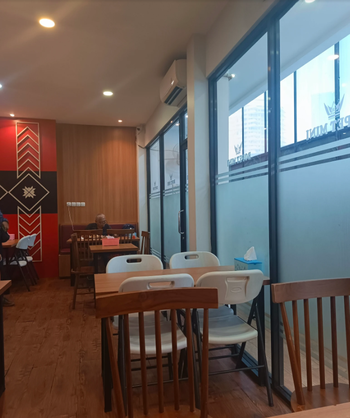 Meja makan di dalam resto Bopet Mini Benhil