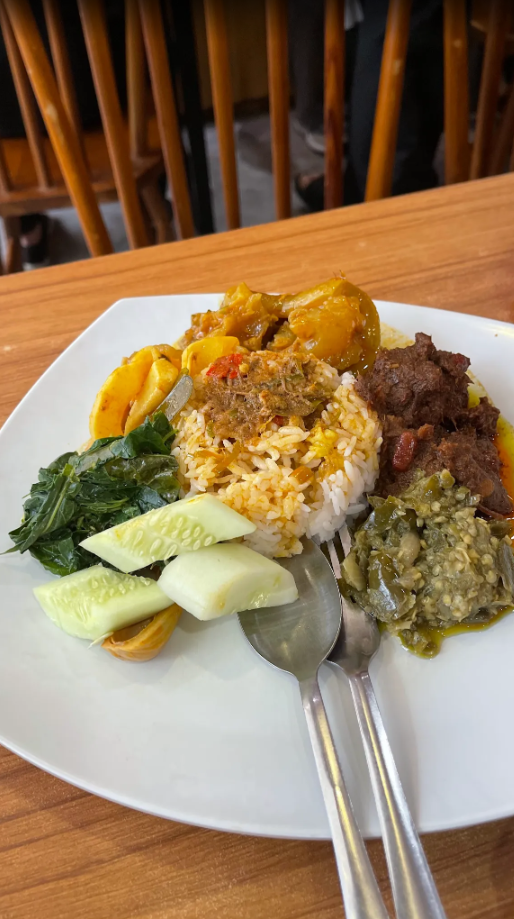 Nasi Padang dengan rendang dan lauk khas Bopet Mini Benhil
