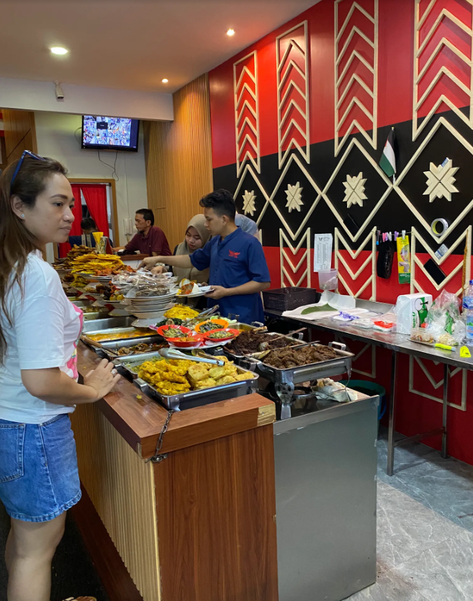 Pilihan lauk masakan Padang di etalase prasmanan Bopet Mini Benhil