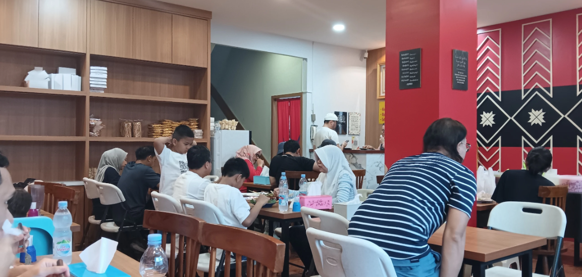 Area makan Bopet Mini Benhil dengan meja tersusun rapi untuk keluarga